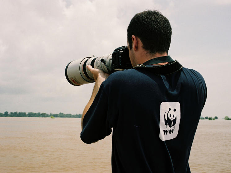 Photographing_irrawaddy_river_dolphins._cambodia_%c2%a9_tanya_petersen__wwf-canon