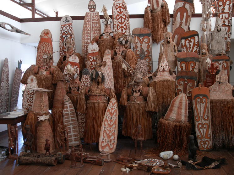 Agats_museum_cs_metz_07_asmat_wood_carving