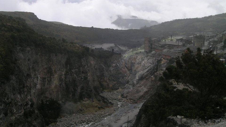 Landscape photo of the negative effects of a sulfur mine in the Paramo ecosystem