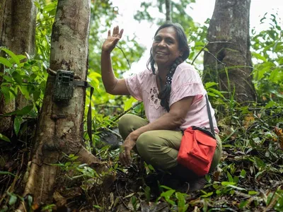 Woman with tree_Madre de Dios_Nbs-OP_Andres Murrieta
