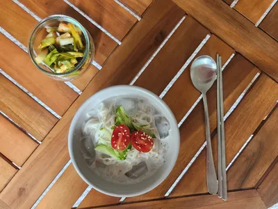 A vegetarian bowl of noodles and toppings