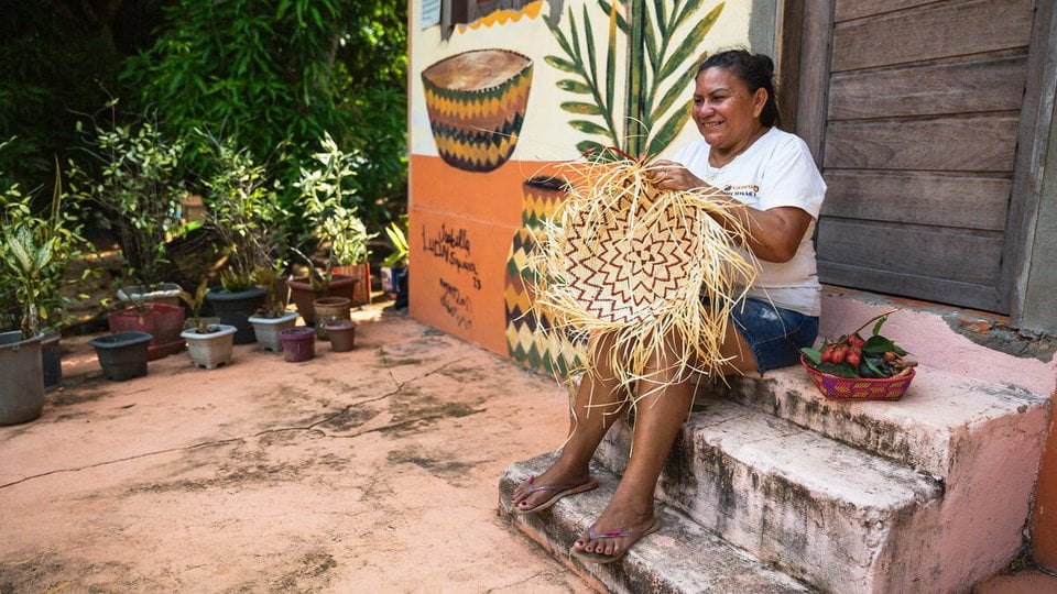Rosangela Castro Tapajos, Urucureá Village handcraft, makes crafts in front of the house where she lives in the community of Urucureá.Coordinator, Urucureá Community, Tapajós-Ar, Santarém, Pará, Brazil