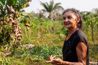 Helena Campos Amorim, from the Carão community, talks about her agroecological production in her backyard, where she grows bananas, cassava, papaya, passion fruit, among others., Community of Carão, Tapajós-Arapiuns Extractive Res, Pará, Brazil