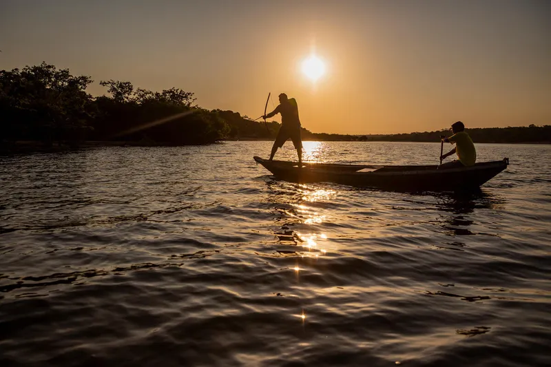 Description Fishermen from the community use bow and arrow to fish in Lake Anumã, in the Vista Alegre village of Capixauã.