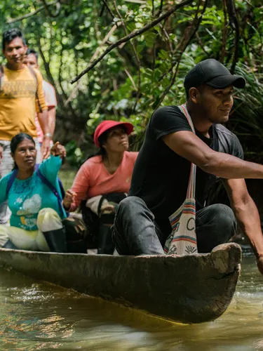 An Ecosystem Services Assessment Technical Team, made up of six members from the La Chorrera indigenous community head out along the Igara Paraná River in a canoe.