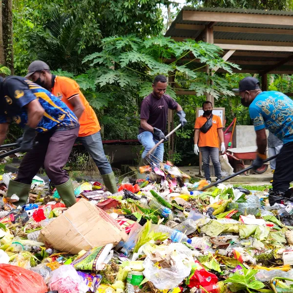 people gathering wasted food to measure