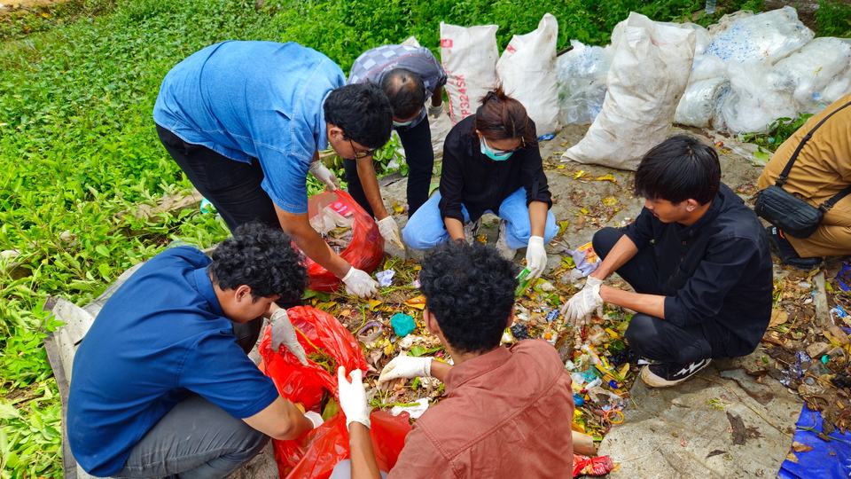 people measuring wasted food