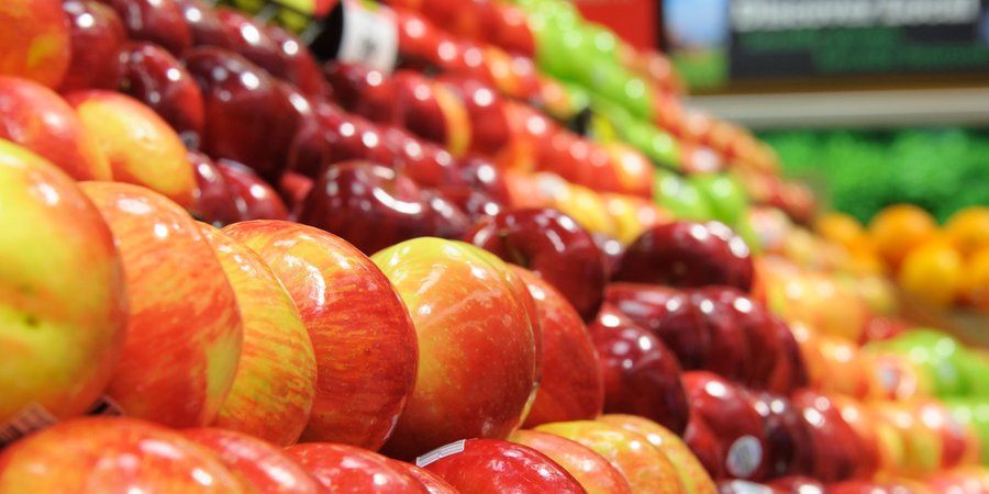 Apples displayed in a grocery store