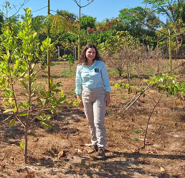 photo of Lais D'Isep dos Santos standing among mangrove plantings
