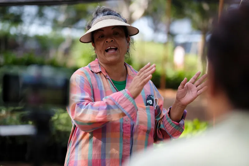 Guadalupe Nuñez talks with a member of the WWF team