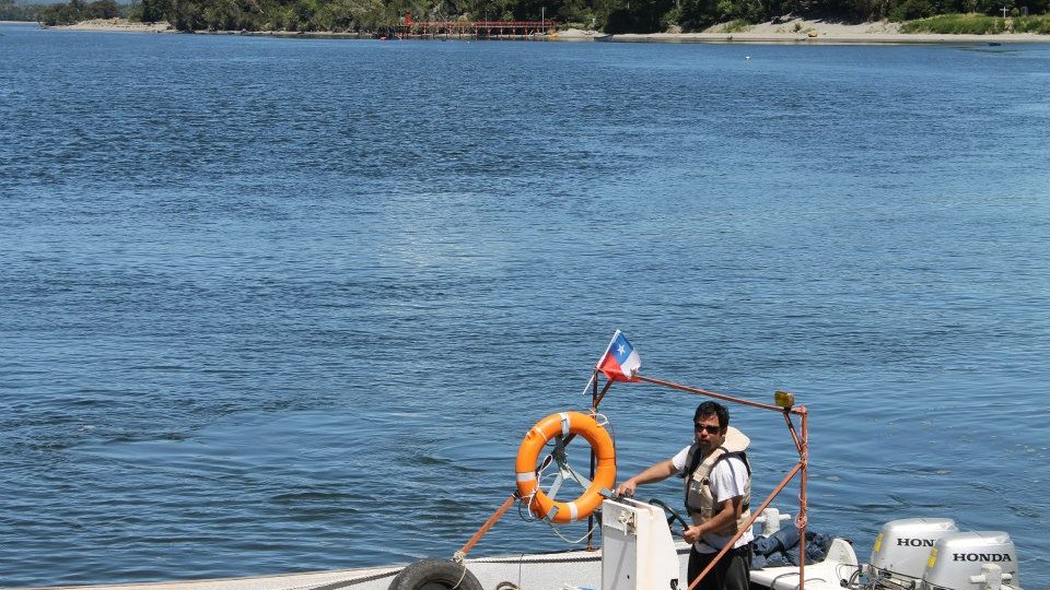 Un hombre maneja un barco