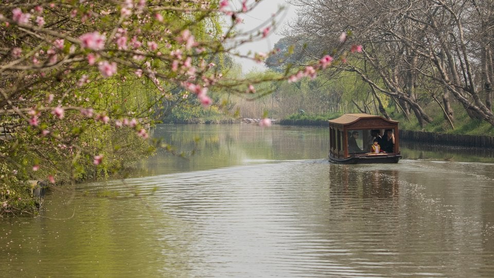 A visitor cruise boat on the water of Tongli Wetland Park.
