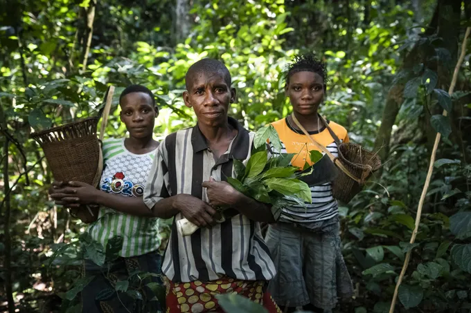 Memba Henriette, BaAka elder, member of Ndima-Kali, an association comprised of local BaAka people living around the Dzanga-Sangha Special Reserve, with youth that she trains: Prisca BOUGOE (L), GONGO (R). Central African Republic.