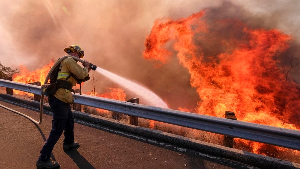 firefighter fighting CA wildfire WW2124580 Xinhua News Agency Zhao Hanrong