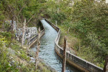 The forests of Sierra de las Minas are responsible for contributing to source water, keeping that water clean, and maintaining the resiliency of the system. They maintain the water cycle, protect nature and infrastructure during extreme climate events.