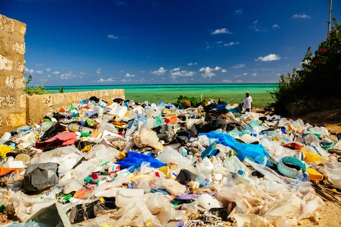 plastic washed up on beach WW274944 Greg Armfield